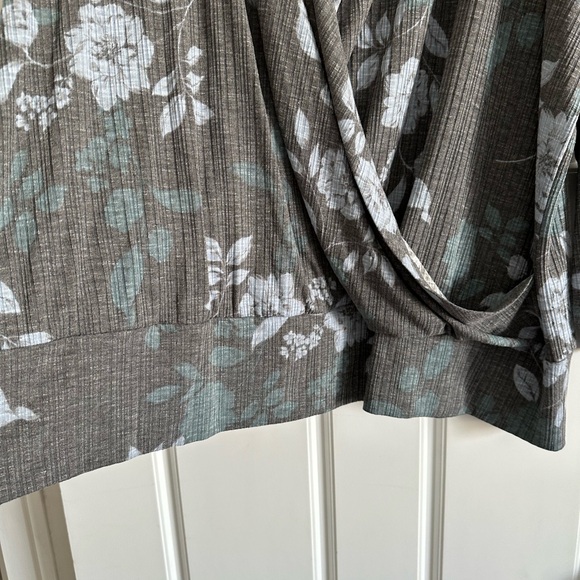 Women’s plus size 3X knit Floral Draped Top in Gray and Teal - Picture 3 of 13